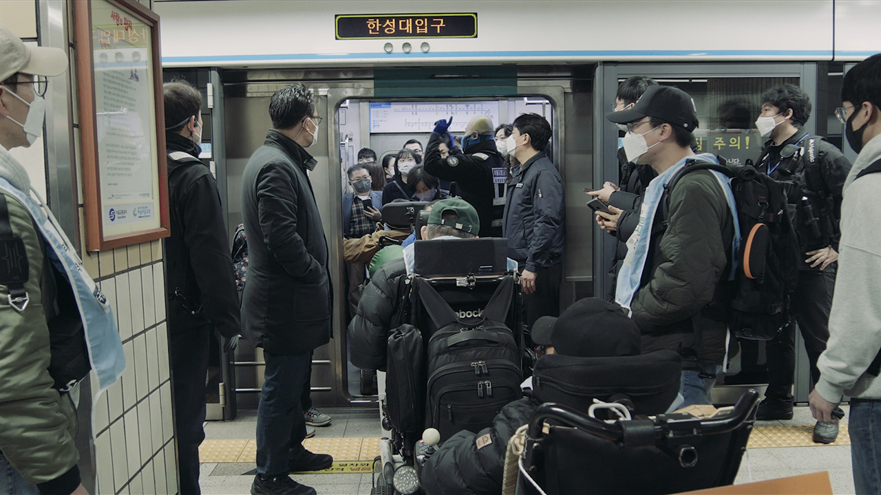 28회_인천인권영화제_상영작_시민여러분반갑습니다_이미지