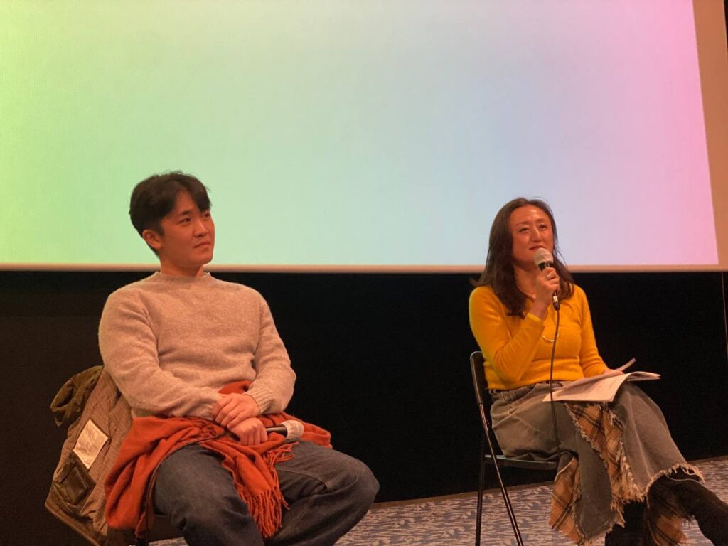 극장 공간 앞 무대 위에 두 명의 사람이 앉아 있고, 오른쪽의 여성이 마이크를 잡고 이야기를 하고 있다. 
: 30회 인천인권영화제 <도라지 불고기>대화의 시간 풍경